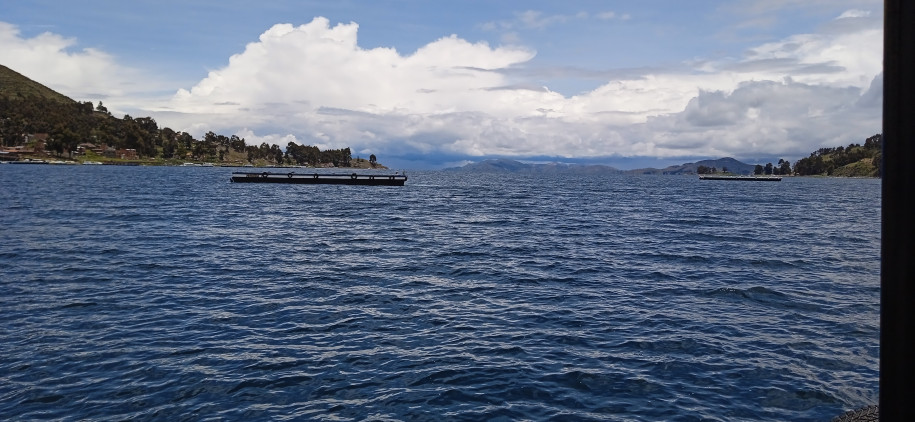 Un petit bras de lac obligatoire à franchir pour atteindre la presqu'île de Copacabana