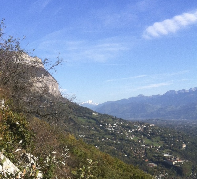 à gauche , le St Eynard , au fond le Mont Blanc