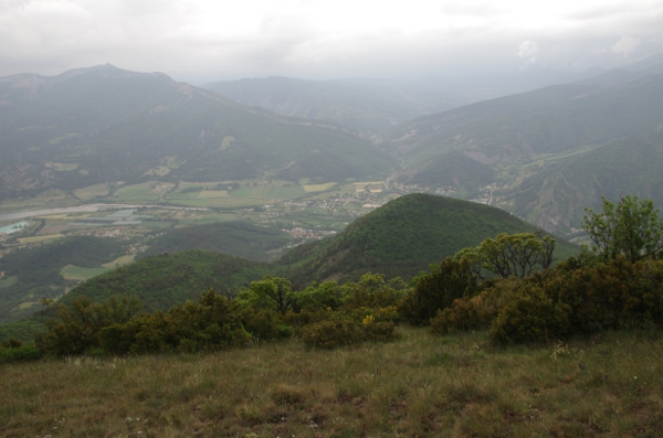 la vue sur Serres et sur la pelouse steppique sommitale