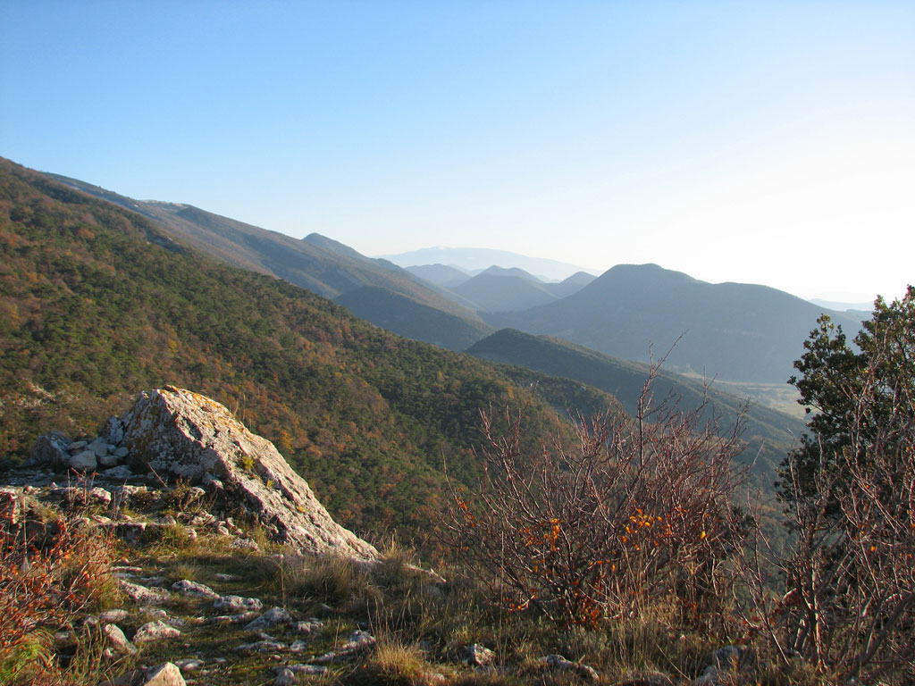 Au fond le Mont Ventoux vu du sommet du Rocher des Aures