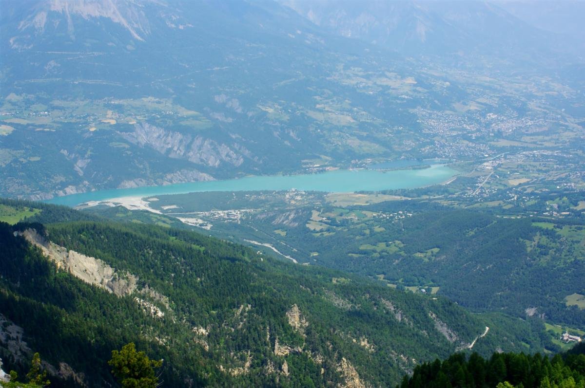 lac de Serre-Ponçon, partie amont avec l'abbaye de Boscodon en bas à droite