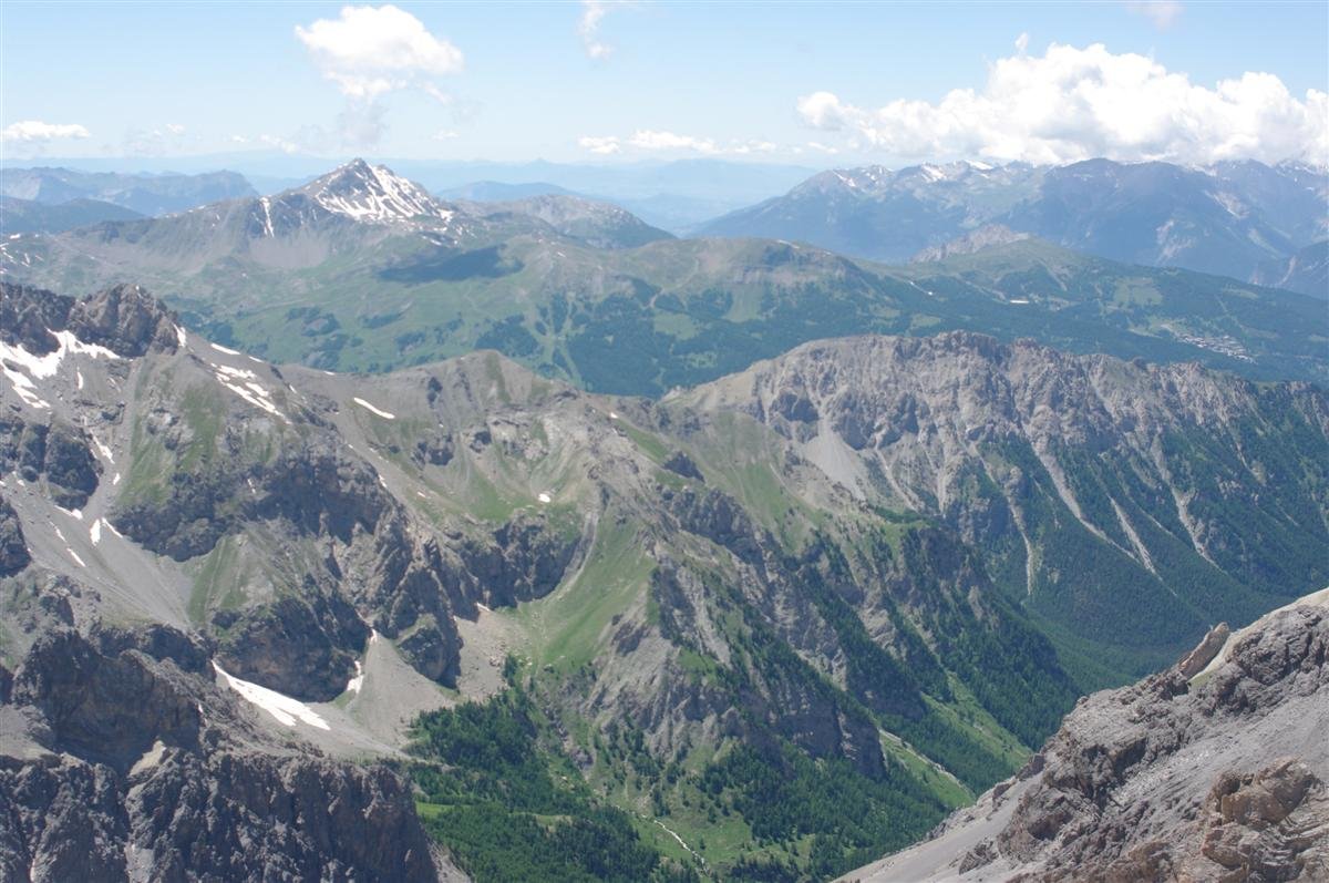 val d'Escreins au premier plan, vallée de la Durance au fond et massif des Écrins sur la droite depuis les Heuvières