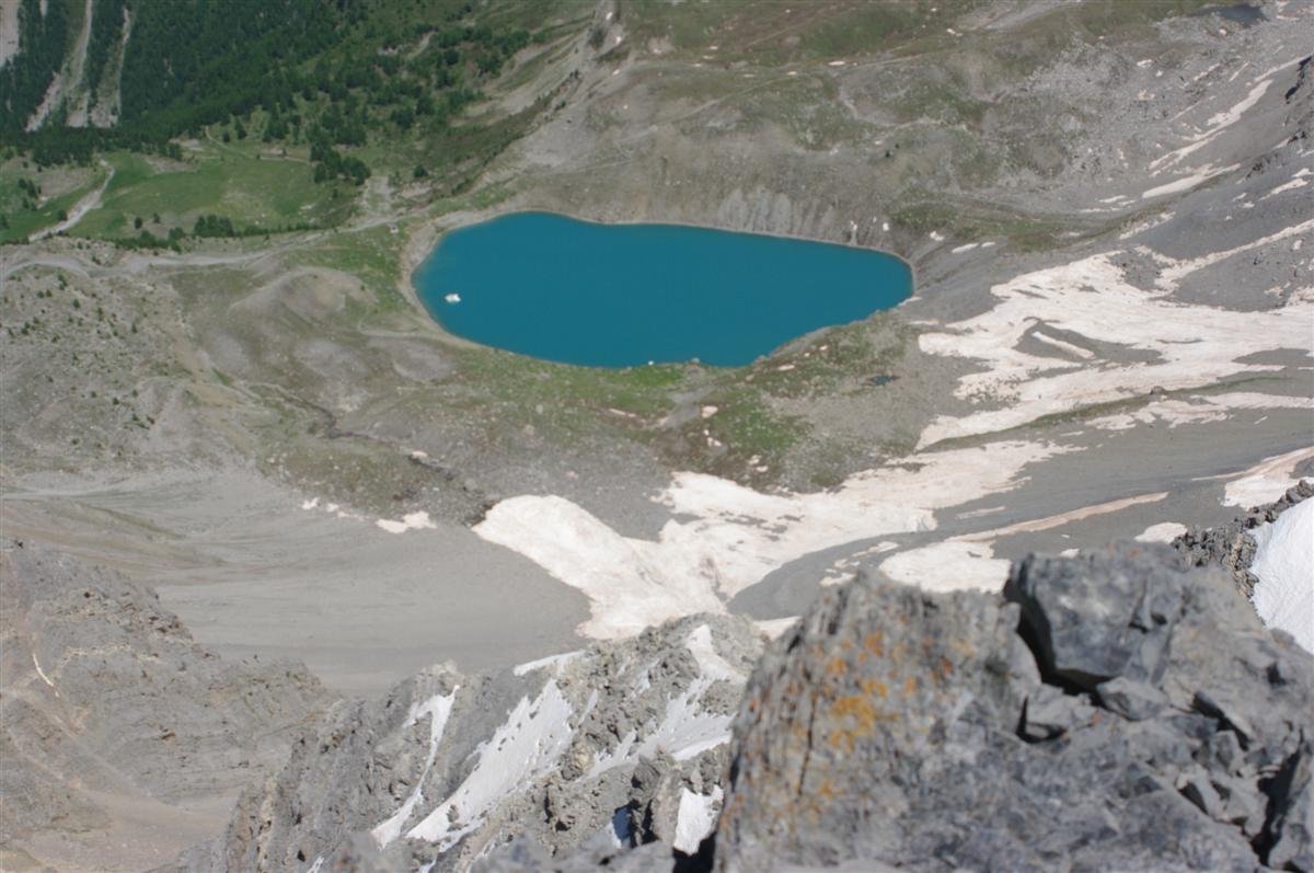 le lac Saint Anne et son iceberg depuis l'abominable pic des Heuvières