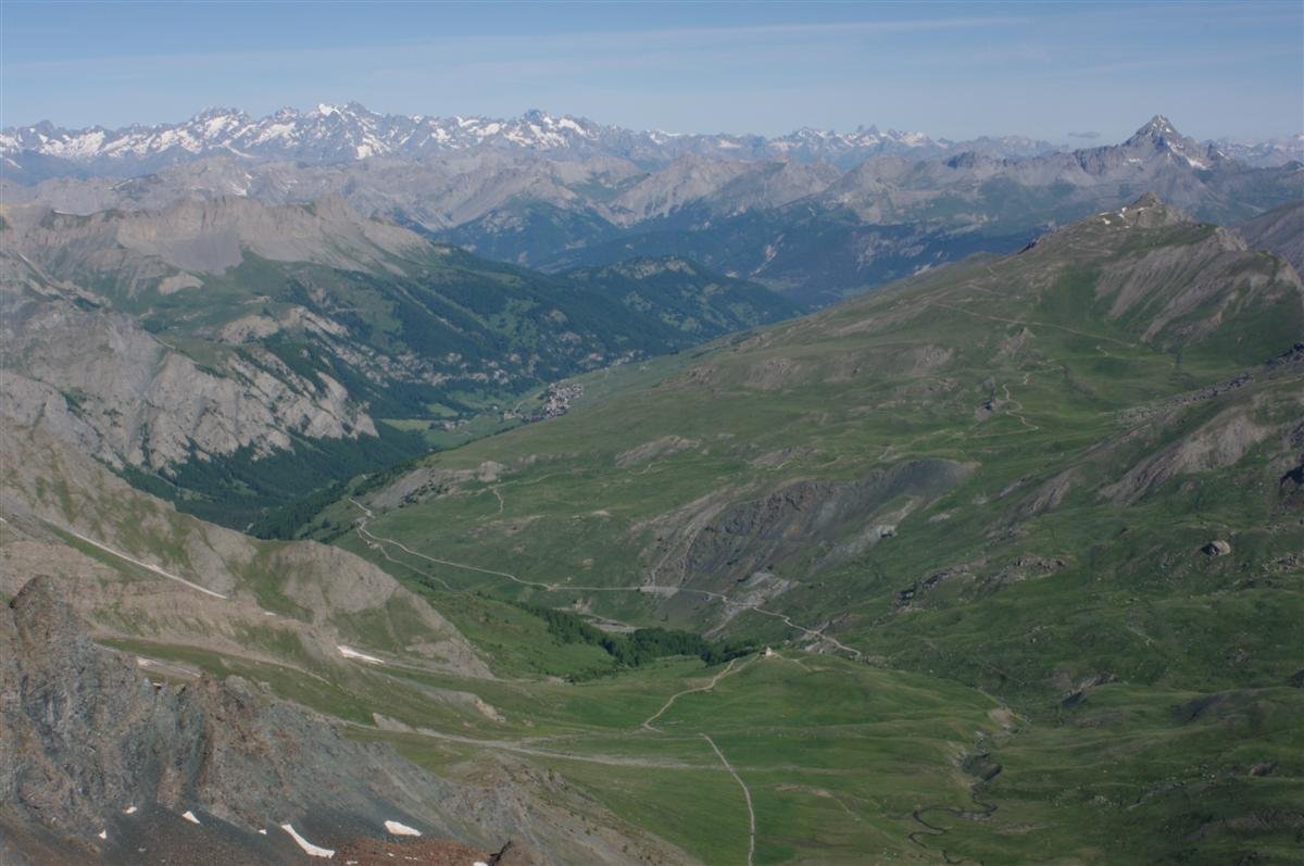 vallée de Saint Véran, massif des Écrins et pic du Grand Rochebrune depuis la tête des Toillies