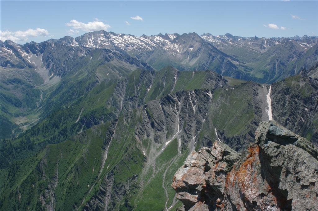 à gauche le val Pellice supérieur et L'Asti, au centre le groupe pic d'Asti, Pain de Sucre et crête de la Taillante, tout à droite le brec et l'aiguille de Chambeyron