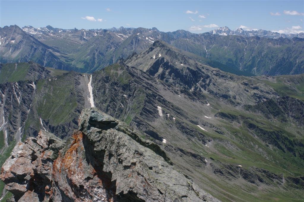 le prolongement de la précédente, avec le massif de la Font-Sancte au centre droit