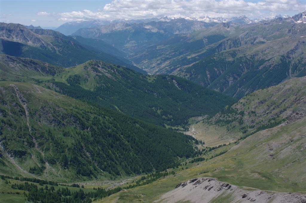 au premier plan Valpréveyre, puis la vallée du Guil et à droite le massif des Écrins bien encombré