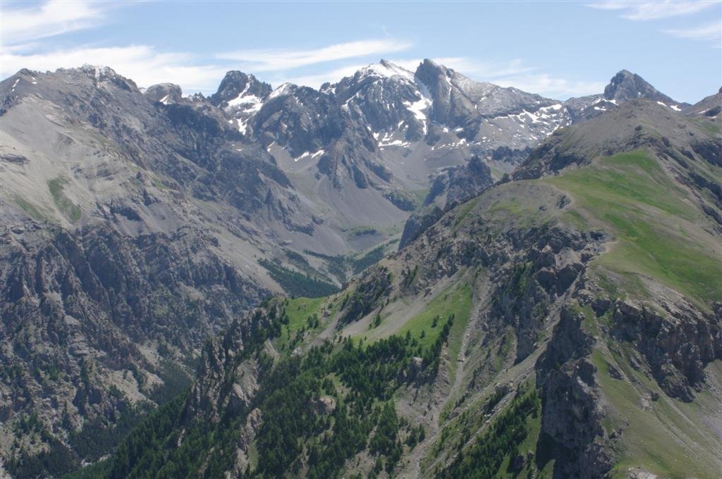 au centre, pic nord de la Font-Sancte, et juste à droite du couloir la vertigineuse paroi du pic Sud, source de bombardement