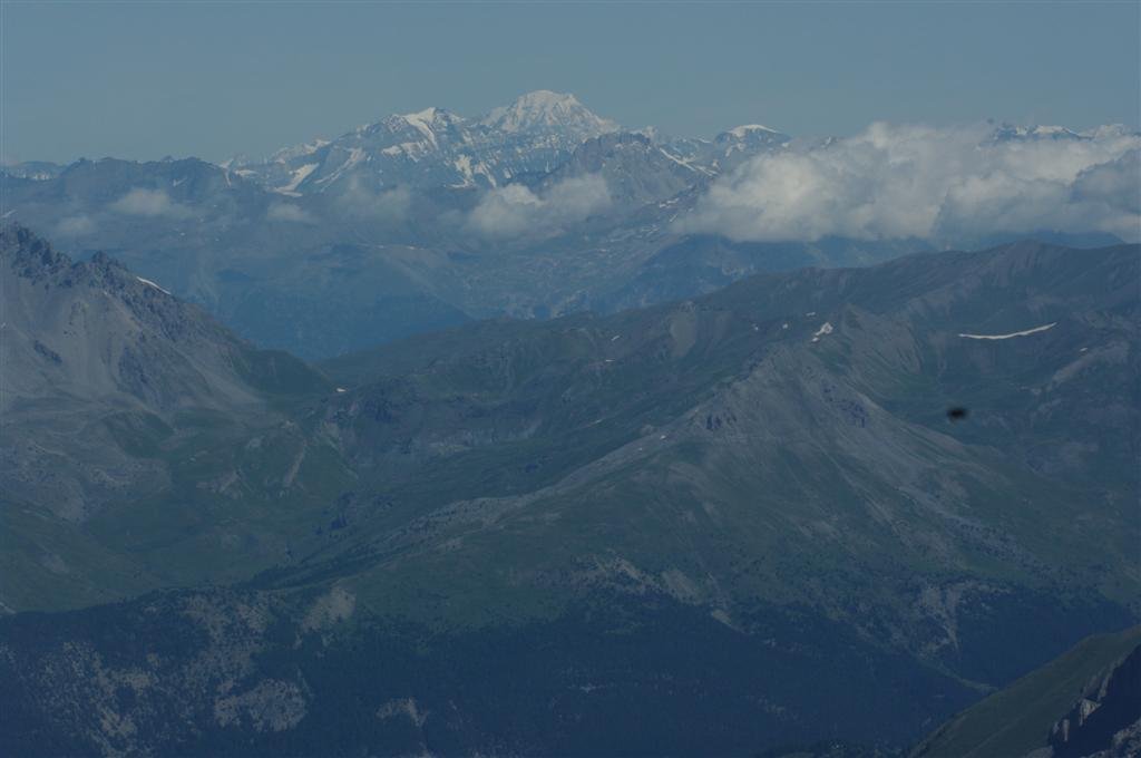 À 135 kilomètres au nord, le Mont Blanc domine la Grande Casse à sa gauche, et à l'extrême droite, les Grandes Jorasses