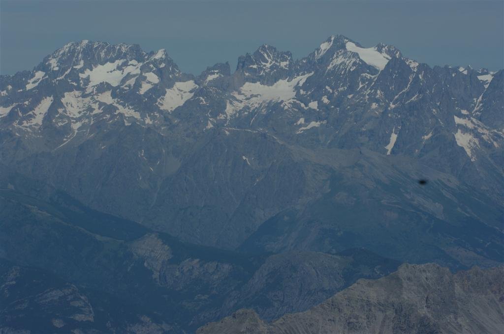 Les sommets des Écrins, de gauche à droite l'Ailefroide, le pic du Coup de Sabre, le pic Sans Nom, la Barre des Écrins derrière le Pelvoux