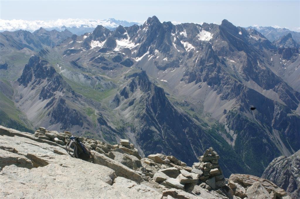 Au premier plan le massif de Chambeyron, au fond sur sa gauche l'Argentera et dans le prolongement le massif de l'Argentera-Mercantour