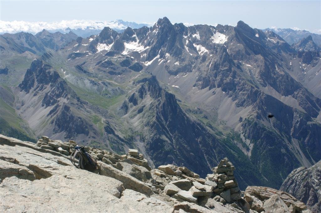 Au premier plan le massif de Chambeyron, au fond sur sa gauche l'Argentera et dans le prolongement le massif de l'Argentera-Mercantour