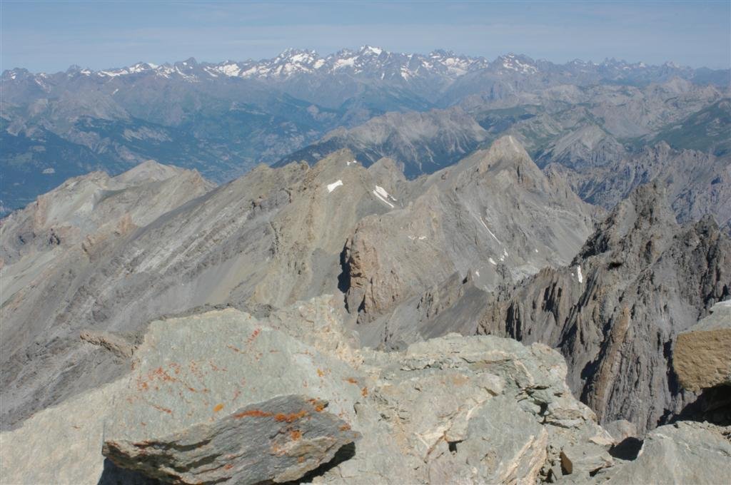 Vue élargie sur le massif des Écrins et les Aiguilles d'Arves