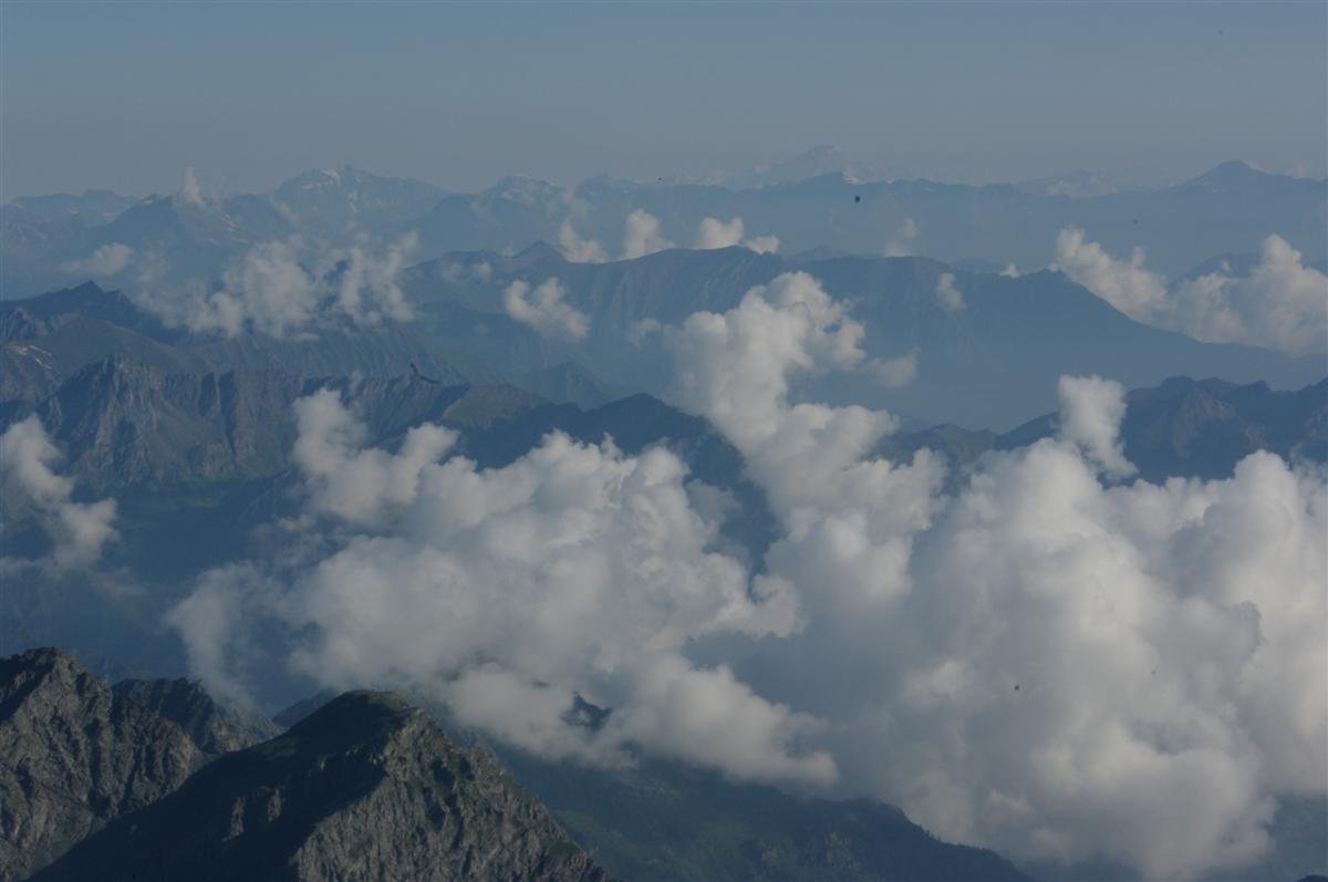 horizon nord depuis le sommet du Mont Viso, avec le Mont Blanc à peine discernable au centre