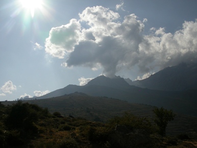 sentier à l'Ouest de Lozzi (camping) menant au Mt-Cinto.JPG