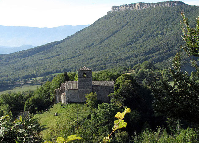 Eglise romane St-Pierre au pied de la montagne St Pancrace