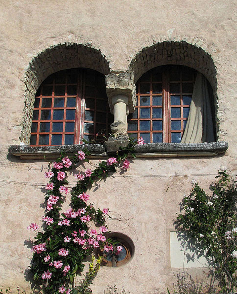 Façade fleurie, murs épais