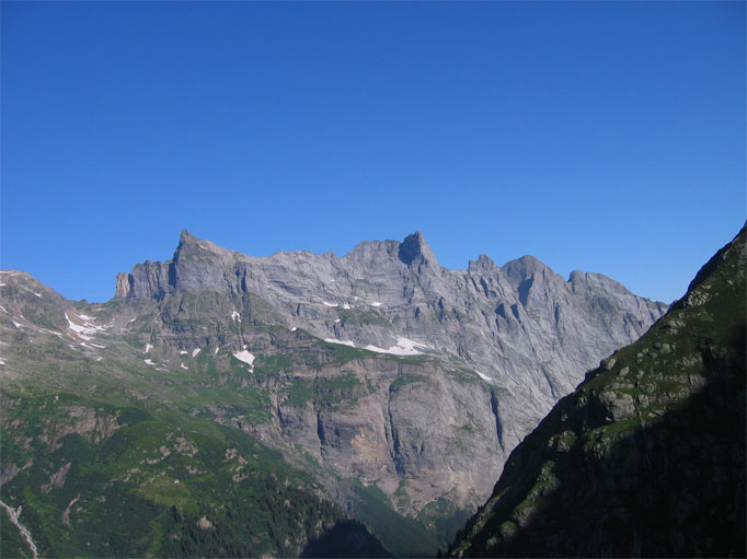 Vue en arrière vers les Engelhorner, partie inférieure de la vallée, falaises calcaires de près de 1900 m de haut.